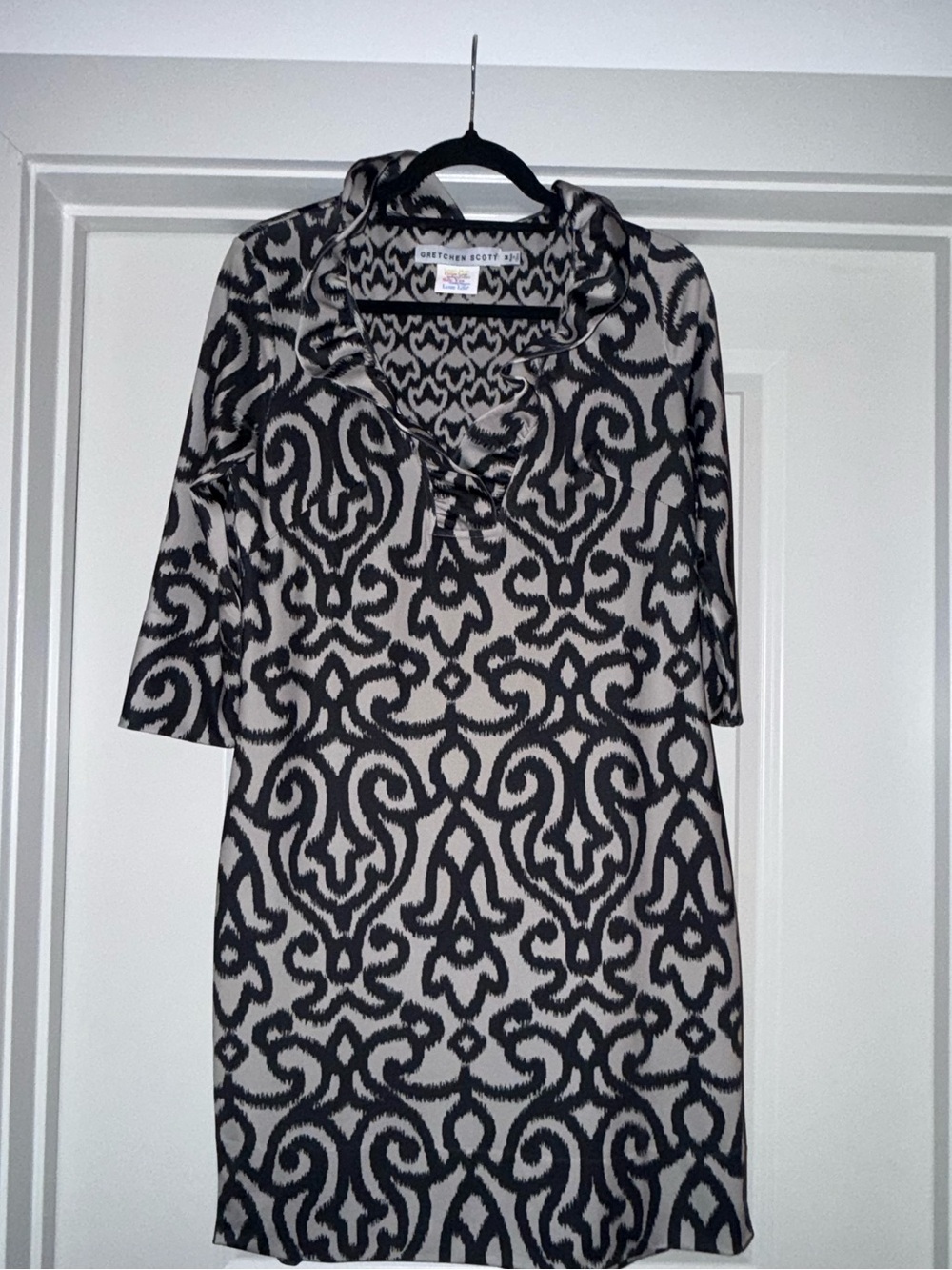 Gretchen Scott Black and Cream Abstract Print V‑Neck Dress